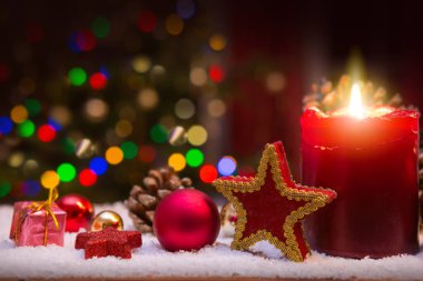 Kırmızı Noel dekorasyonu ve advent mum. . Noel top ve dekorasyon
