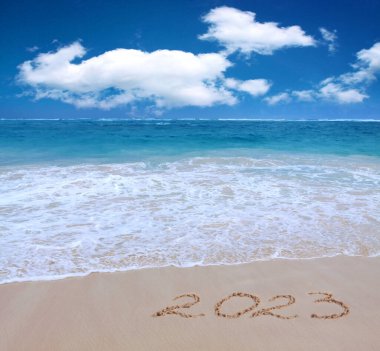 Yeni Yıl 2023 Deniz kıyısındaki kumda başlıyor..