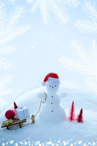 Χιονάνθρωπος Κόκκινο Καπέλο Σάντα Στο Χιονισμένο Πεδίο Καλά Χριστούγεννα Και — Φωτογραφία Αρχείου