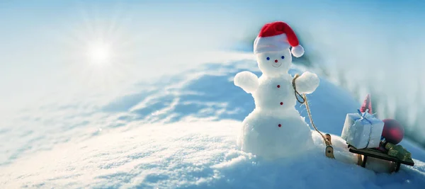 Sneeuwman Met Rode Kerstmuts Besneeuwd Veld Vrolijk Kerstfeest Een Gelukkige — Stockfoto