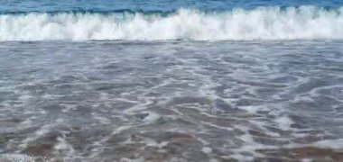 Deniz suyu arka planı ve güneş ışığı. Mavi deniz dalgaları. Soyut su arkaplanı