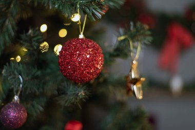 Kırmızı parlak top Noel ağacında