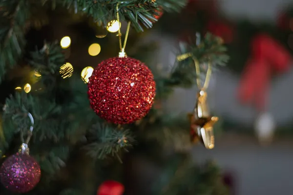 Kırmızı parlak top Noel ağacında