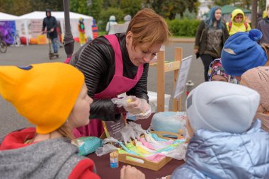 Rusya, YAROSLAVL - 18 Eylül 2021. Sovetskaya Meydanı 'ndaki Yaroslavl Festivali. Çocuklar için zencefilli ekmek üzerine bir usta sınıfı..