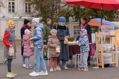 Rusya, YAROSLAVL - 18 Eylül 2021. Sovetskaya Meydanı 'ndaki Yaroslavl Festivali. Çocuklar için zencefilli ekmek üzerine bir usta sınıfı..