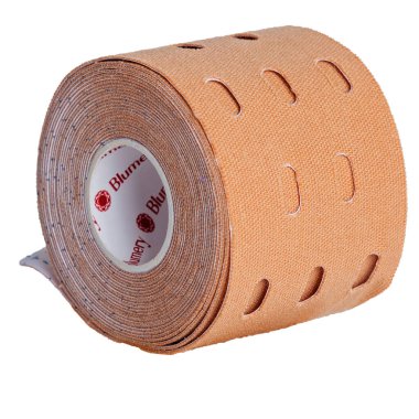 Rusya, YAROSLAVL - 02 Mart 2021. Sağlam yüz ve boyun derisi için bej renkli kinesio bantları