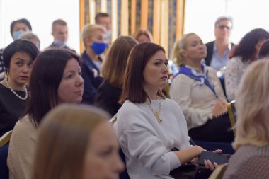 Rusya, YAROSLAVL - 08 Ekim 2021. SPA merkezli Royal Spa Wellness, YAROSLAVL 'de göğüs kanseri olan kadınlara destek veren ilk bölgesel konferans.