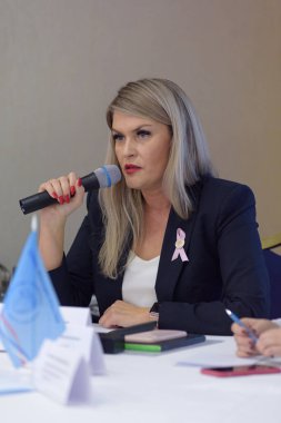 Rusya, YAROSLAVL - 08 Ekim 2021. SPA merkezli Royal Spa Wellness, YAROSLAVL 'de göğüs kanseri olan kadınlara destek veren ilk bölgesel konferans.