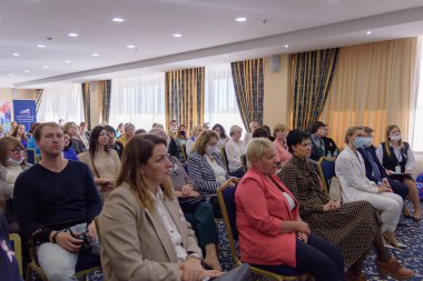 Rusya, YAROSLAVL - 08 Ekim 2021. SPA merkezli Royal Spa Wellness, YAROSLAVL 'de göğüs kanseri olan kadınlara destek veren ilk bölgesel konferans.