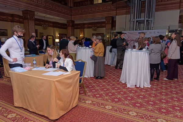 Rusya, YAROSLAVL - 08 Ekim 2021. SPA merkezli Royal Spa Wellness, YAROSLAVL 'de göğüs kanseri olan kadınlara destek veren ilk bölgesel konferans.