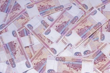 500 rublelik banknotlar kaotik bir şekilde, üst görünüm, arka plan