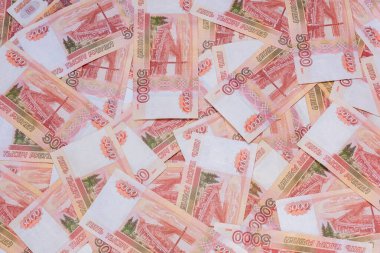 5000 rublelik para banknotları kaotik bir şekilde, üst görünüm, arka plan