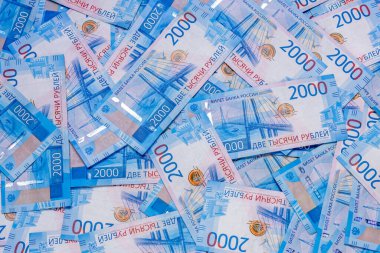 2000 rublelik para banknotları. Kaotik bir şekilde, üst görünüm, arka plan.