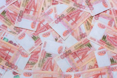 5000 rublelik para banknotları kaotik bir şekilde, üst görünüm, arka plan