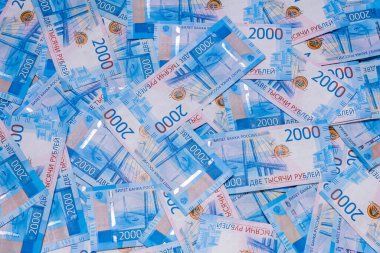 2000 rublelik para banknotları. Kaotik bir şekilde, üst görünüm, arka plan.