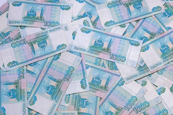 1000 rublelik banknotlar kaotik bir şekilde, üst görünüm, arka plan