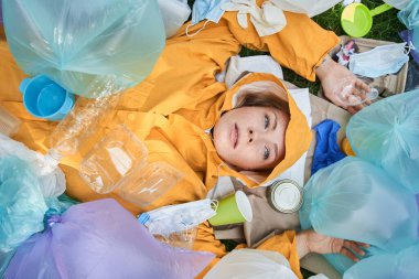 Anormal bozukluklardan muzdarip bir kadın gezegeninde yatıyor ve çöplerin arasında yatıyor.