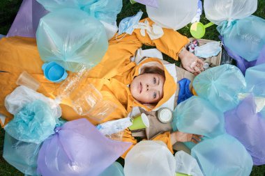 Anormal bozukluklardan muzdarip bir kadın gezegeninde yatıyor ve çöplerin arasında yatıyor.