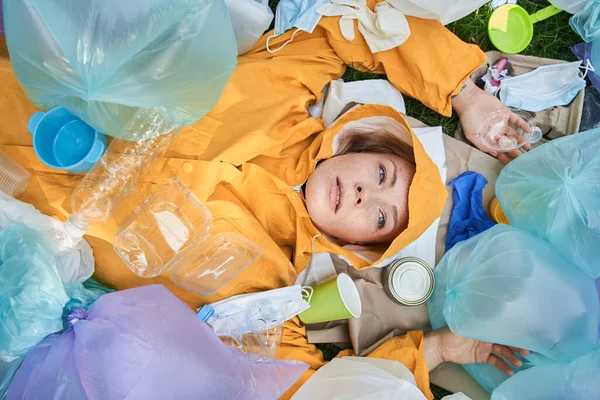 Anormal bozukluklardan muzdarip bir kadın gezegeninde yatıyor ve çöplerin arasında yatıyor.