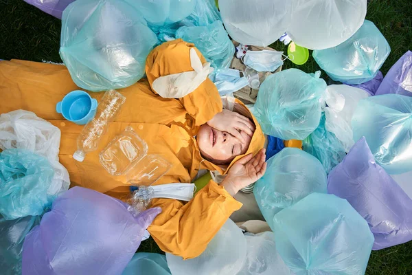 Sarışın kız elleri çöplerin arasında kapalı gözleri vardı.