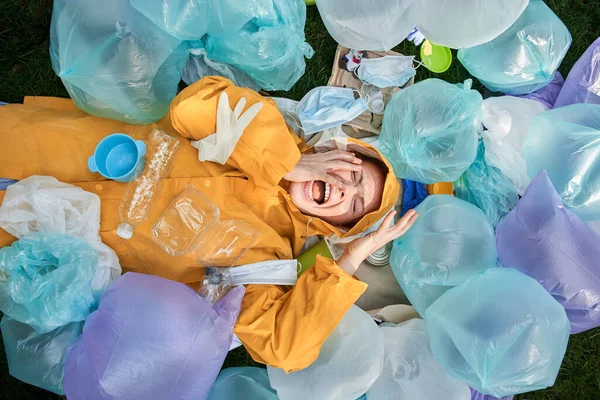 Yüzüne yakın elleriyle çığlık atan bir kadın.