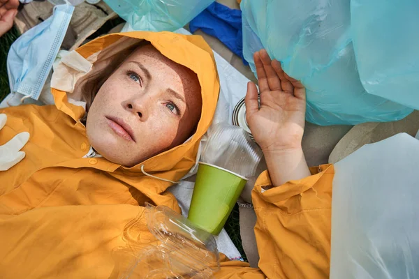 Kadın, insanların gezegende bu kadar çok çöp topladığını öğrenince şok oluyor.