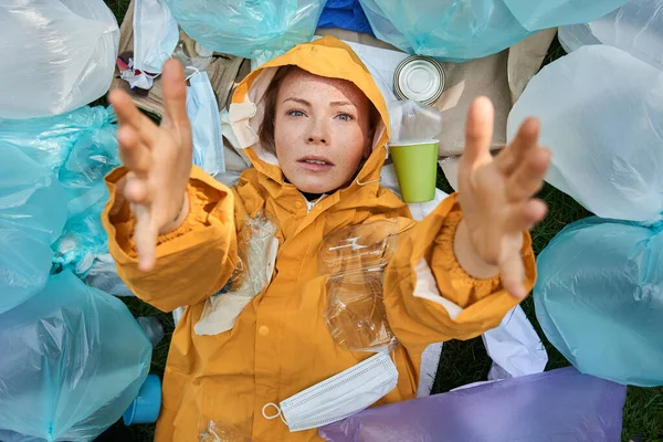 Ne yazık ki beyaz bir kadın çöp yığınında boğuluyor.