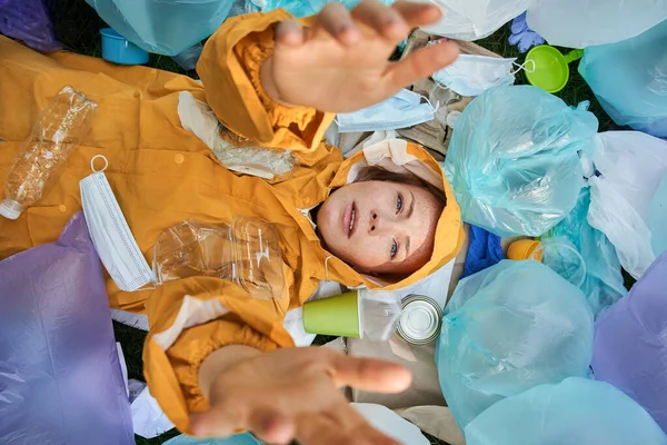 Kafkasyalı kadın plastik poşetlerle çöp yığınında boğuluyor.