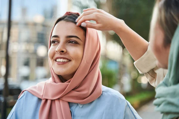 Az iszlám vallás egyenesbe hozza a hajat a női barátokkal a városban töltött idő alatt. — Stock Fotó