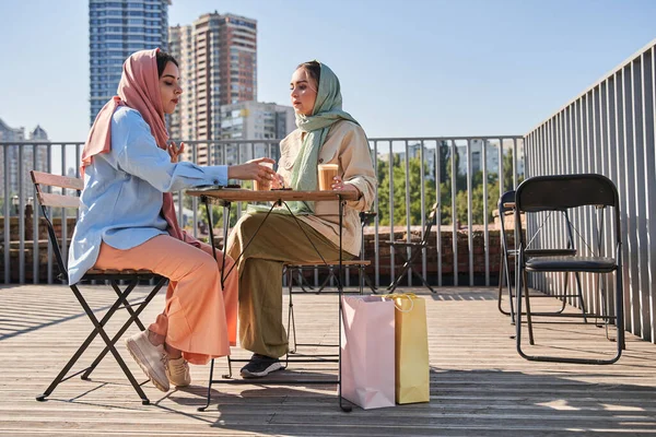Arabskie dziewczyny o smaczny obiad po wielkich zakupów w dużym mieście — Zdjęcie stockowe