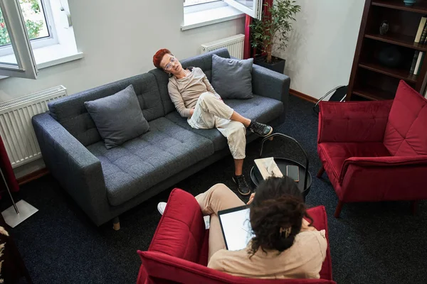 Terapeuta sosteniendo la tableta y mirando a su cliente mujer con comprensión — Foto de Stock