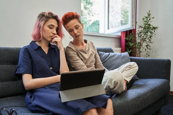 Young lesbian couple with psychological problems feeling support of their couch — Stock Photo, Image