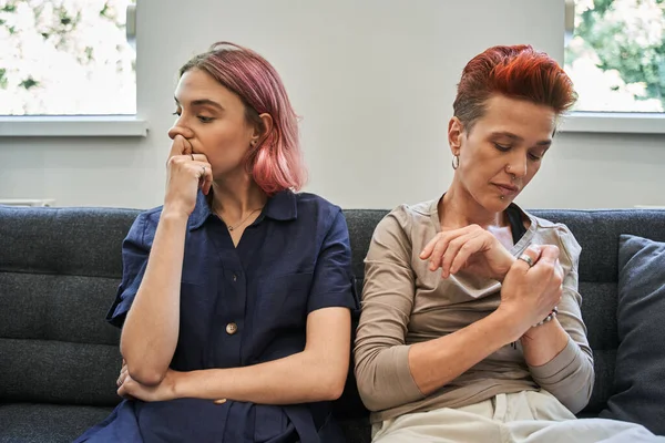 Hembras lesbianas resentidas actuando como pareja discutiéndose y no hablándose — Foto de Stock