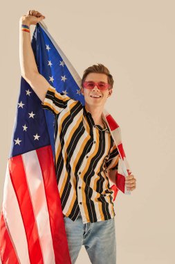 ABD 'li genç öğrenci elinde Amerikan bayrağıyla ulusal günü kutluyor.