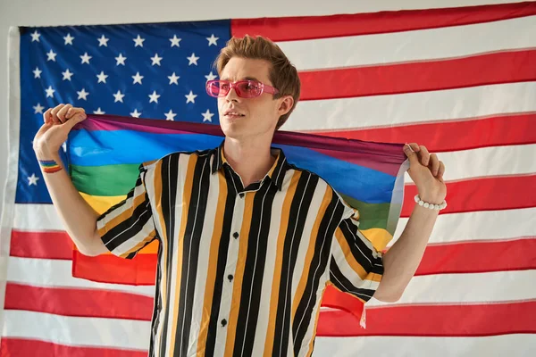 Hombre bisexual portando bandera lgbt y mostrando solidaridad y derechos de ciudadanos americanos — Foto de Stock