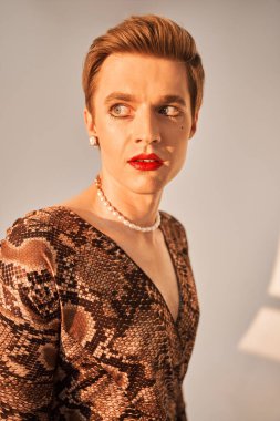 Kadın kılığına girmiş, harika makyajlı, kadın kılığına girmiş erkek.