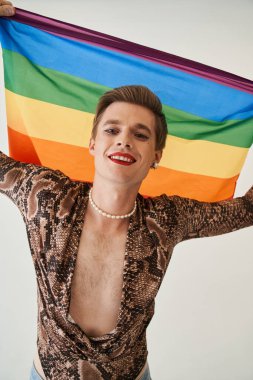 Androgynous erkek kadın giysisi kameraya gülümsüyor.