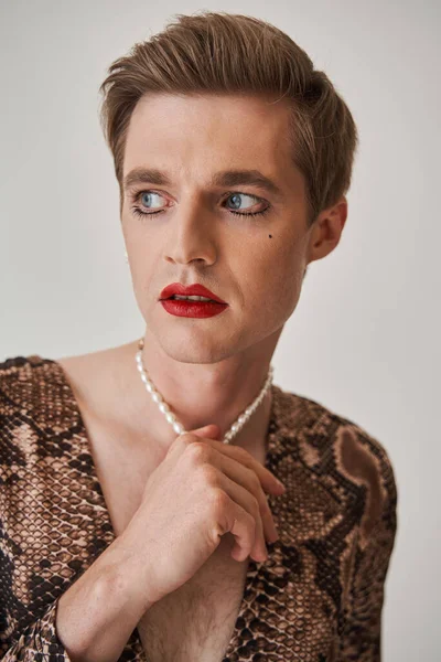 Drag performer con brillante maquillaje clásico mirando hacia otro lado y tocando su cuello — Foto de Stock