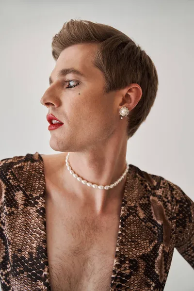 Bisexual hombre con maquillaje y joyas en su cuerpo mirando hacia otro lado y abrió la boca — Foto de Stock