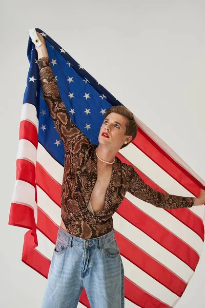 Caucásico bisexual hombre sosteniendo estados unidos bandera en sus manos — Foto de Stock