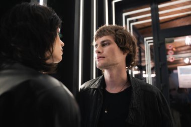 Kadın ve erkeği romantik bir buluşma yaşarken birbirlerine şefkatle bakıyorlar.