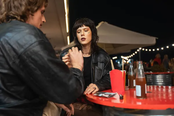 Casal sentindo felicidade ao passar seu fim de semana no café de rua e fumar — Fotografia de Stock