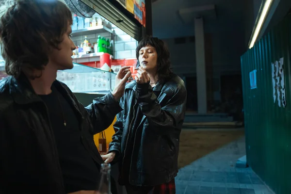 Kvinnan röker cigarett och ger den till sin pojkvän under dejten — Stockfoto