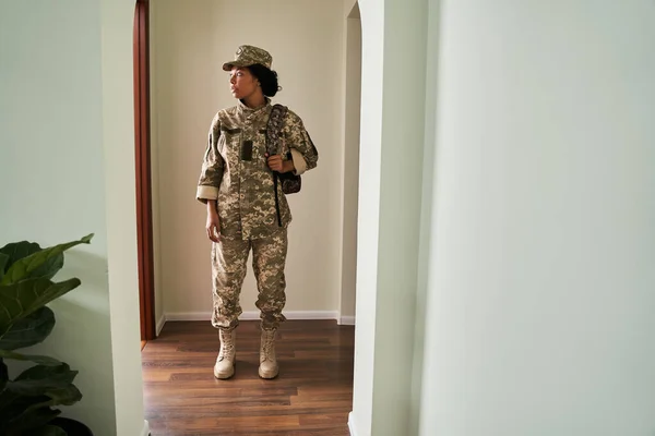 Солдатка дивиться на двері з сумними емоціями під час бою — стокове фото