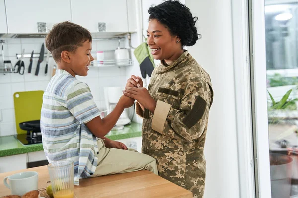 Negro madre soldado de la mano de su hijo — Foto de Stock