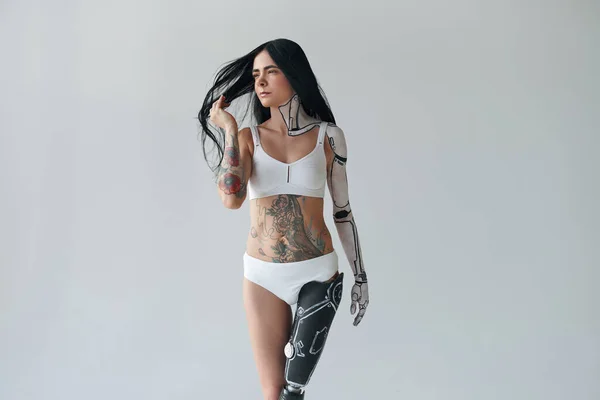 全景纹身妇女与人造腿和网络身体艺术在演播室摆姿势。不寻常的外表概念。库存照片 — 图库照片