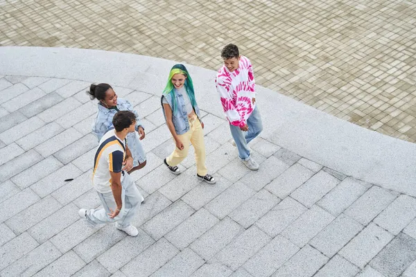 Diversos adolescentes con ropa moderna y de moda caminando por la calle — Foto de Stock