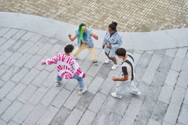 En iyi dört arkadaş sosyal ağlar için moda dansı hazırlıyor.