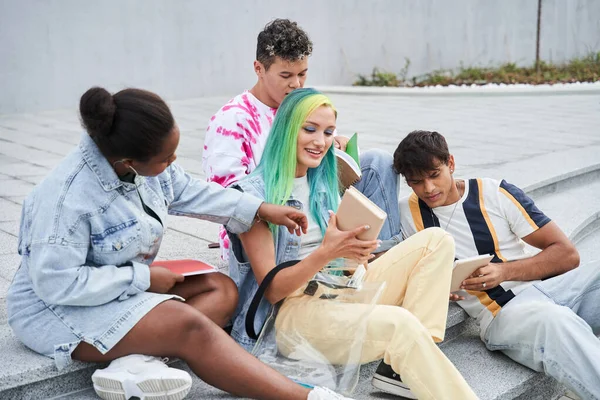 다양 한 인종을 가진 학생들이 앉아서 무언가를쓰고 읽는 모습 — 스톡 사진