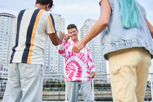 Millennial friends aprendiendo baile de moda mientras lo preparan al aire libre — Foto de Stock